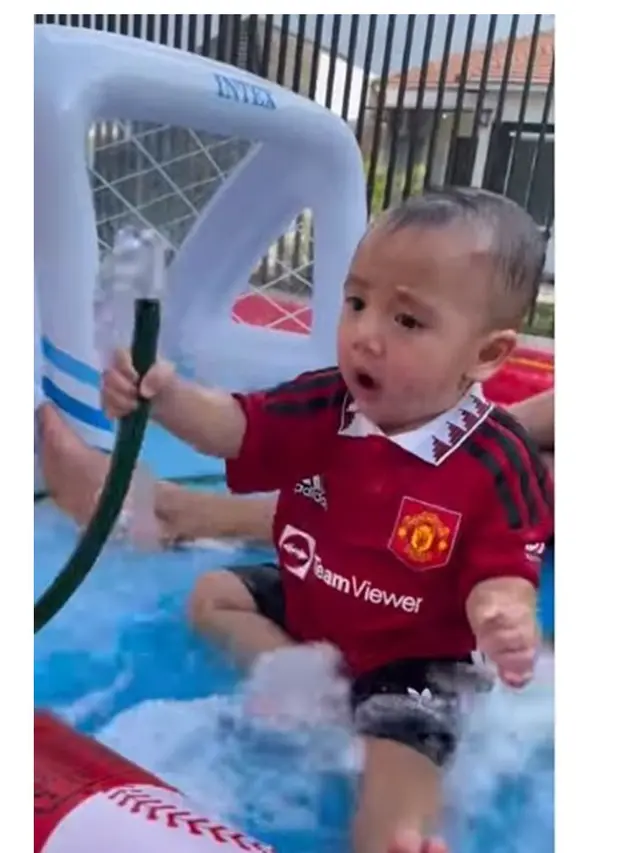 7 Potret Rayyanza Alias Cipung Pakai Jersey Manchester United, Diunggah Akun MU