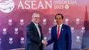 Presiden Indonesia Joko Widodo (kanan) bersalaman dengan Perdana Menteri Australia Anthony Albanese selama pertemuan bilateral mereka di sela-sela KTT Perhimpunan Bangsa-Bangsa Asia Tenggara (ASEAN) di Jakarta, Kamis, 7 September 2023. (Bagus Indahono/Pool Photo via AP)