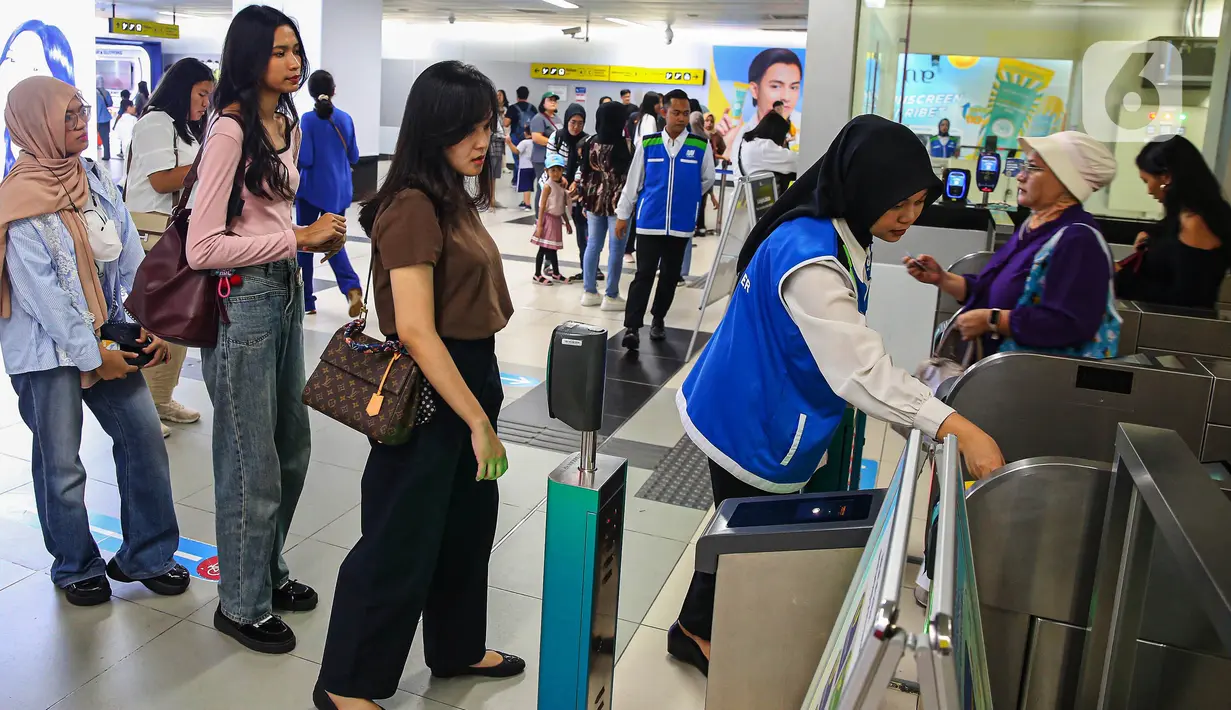 <p>Provinsi (Pemprov) DKI Jakarta akan memberikan layanan cuma-cuma bagi masyarakat yang menggunakan MRT, LRT Jakarta, dan TransJakarta pada 31 Desember 2024-1 Januari 2025. (Liputan6.com/Angga Yuniar)</p>