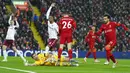Pemain Liverpool Andrew Robertson (tengah) gagal mencetak gol melewati kiper Aston Villa Emiliano Martinez (bawah) pada pertandingan sepak bola Liga Inggris di Anfield, Liverpool, Inggris, 11 Desember 2021. Liverpool menang 1-0. (AP Photo/Jon Super)