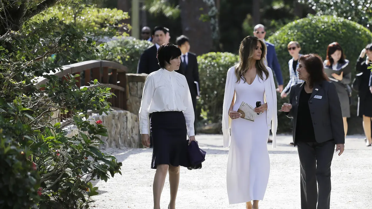 Melania Trump saat mengadakan tur bersama dengan Akie Abe ke Morikami Museum dan Japanese Gardens di Delray Beach