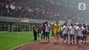 Pemain Timnas Indonesia U-19 mengitari lapangan menyapa suporter usai laga terakhir grup A Piala AFF U-19 2022 melawan Myanmar U-19 di Stadion Patriot Candrabhaga, Bekasi, Jawa Barat, Minggu (10/7/2022). Timnas Indonesia U-19 gagal melaju ke semifinal meski berhasil menundukkan Myanmar U-19 dengan skor 5-1. (Liputan6.com/Helmi Fithriansyah)