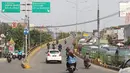 Kendaraan melintas di flyover Jalan Arif Rahman Hakim, Depok, Jawa Barat, Senin (22/10). Gubernur Jawa Barat Ridwan Kamil berjanji untuk memberikan hibah dua flyover kepada Pemerintah Kota Depok. (Liputan6.com/Immanuel Antonius)