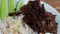 Bebek khas madura lengkap dengan sambal rempah hitamnya