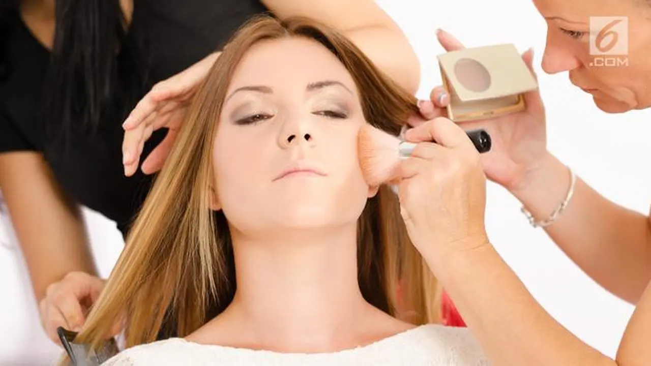 Bahaya Dibalik Menggunakan Makeup