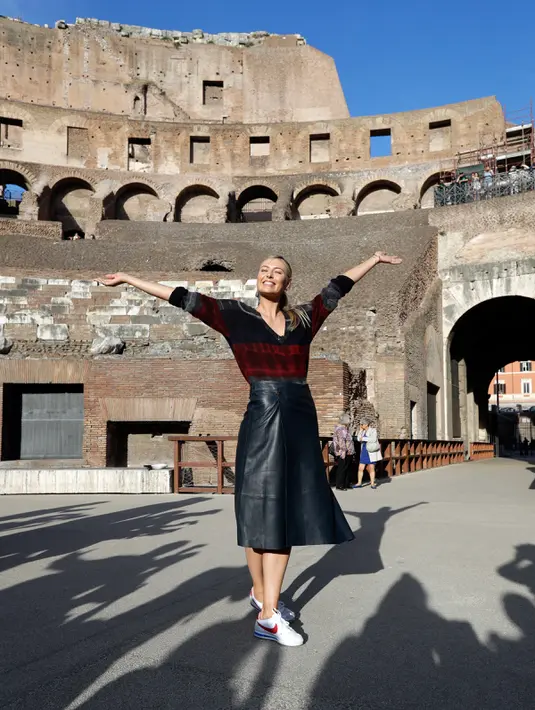 Petenis asal Rusia, Maria Sharapova berpose saat mengunjungi Colosseum, Roma, Italia (14/5). Jelang turnamen tenis Italia Terbuka Sharapova menyempatkan jalan-jalan ke tempat bersejarah tersebut. (AP Photo / Gregorio Borgia)