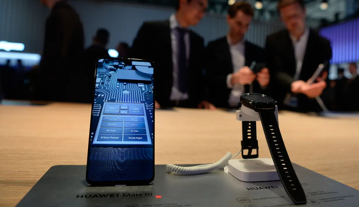 Smartphone Huawei Mate20 dan Huawei Watch GT ditampilkan dalam gelaran Mobile World Congress (MWC) 2019 di Barcelona, Spanyol, Senin (25/2). (Josep LAGO/AFP)
