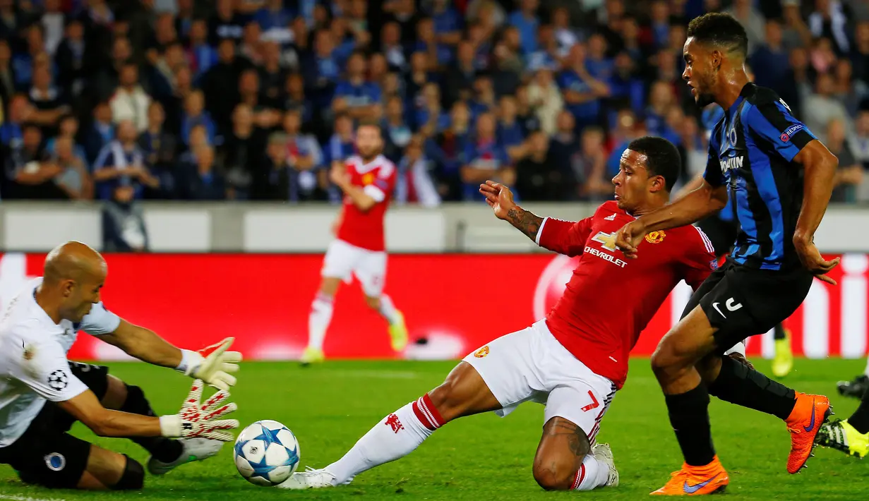 Memphis Depay berusaha menaklukkan kiper Club Brugge, Sinan Bolat di Stadion Jan Breydel, Belgia. Kamis (27/8/2015) dini hari WIB. (Reuters/Yves Herman)