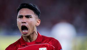 Pemain Timnas Indonesia, Marselino Ferdinan, merayakan gol yang dicetak oleh Ole Romeny ke gawang Bahrain pada laga kedelapan putaran ketiga Grup C kualifikasi Piala Dunia 2026 di Stadion Utama Gelora Bung Karno, Jakarta, Selasa (25/3/2025) malam WIB. (Bola.com/Bagaskara Lazuardi)