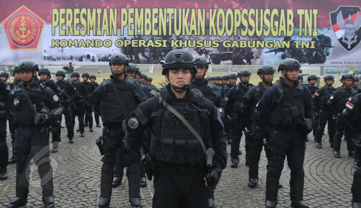 Pasukan satuan Koopssusgab berbaris mengikuti upacara peresmian Komando Operasi Khusus Gabungan TNI (Koopssusgab) di Monas, Jakarta, Selasa (9/8/2015). TNI memiliki Satuan Koopssusgab sebagai pasukan khusus anti teror. (Liputan6.com/Herman Zakharia)
