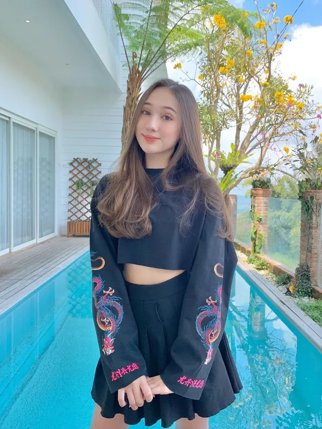 Jadi Anak Culun di Dari Jendela SMP, Ini 6 Gaya Laura Moane yang Bikin Pangling