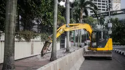 Alat berat membongkar trotoar yang akan direvitalisasi di kawasan Bundaran HI, Jakarta Pusat, Senin (15/7/2019). Penantaan ini dilakukan untuk mempercantik trotoar dan memberikan rasa nyaman bagi pejalan kaki. (Liputan6.com/Faizal Fanani)