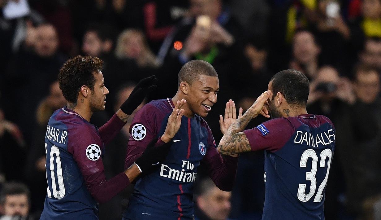 Pemain Paris Saint-Germain, Kylian Mbappe (tengah) merayakan gol bersama rekan-rekannya saat melawan Celtic pada laga grup B Liga Champions di Parc des Princes stadium, Paris, (22/11/2017). PSG menang telak 7-0. (AFP/Franck Fife)
