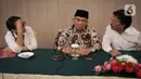 Menlu Retno LP Marsudi berbincang dengan Menko PMK Muhadjir Effendi dan Menkominfo Johnny G Plate pada acara forum pimred di Jakarta, Selasa (3/3/2020). Acara membahas permasalahan aktual yang terjadi di Indonesia salah satunya terkait virus corona COVID-19. (Liputan6.com/Faizal Fanani)