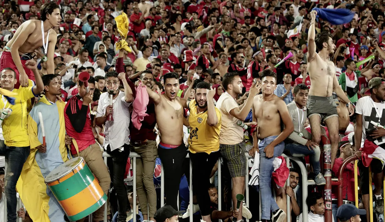 Para suporter Mesir merayakan keberhasilan negaranya lolos ke Piala Dunia 2018 di Stadion Borg El Arab, Alexandria, Senin (8/10/2017). Mesir lolos ke Piala Dunia setelah absen sejak gelaran tahun 1990. (AP/Nariman el-Mofty)