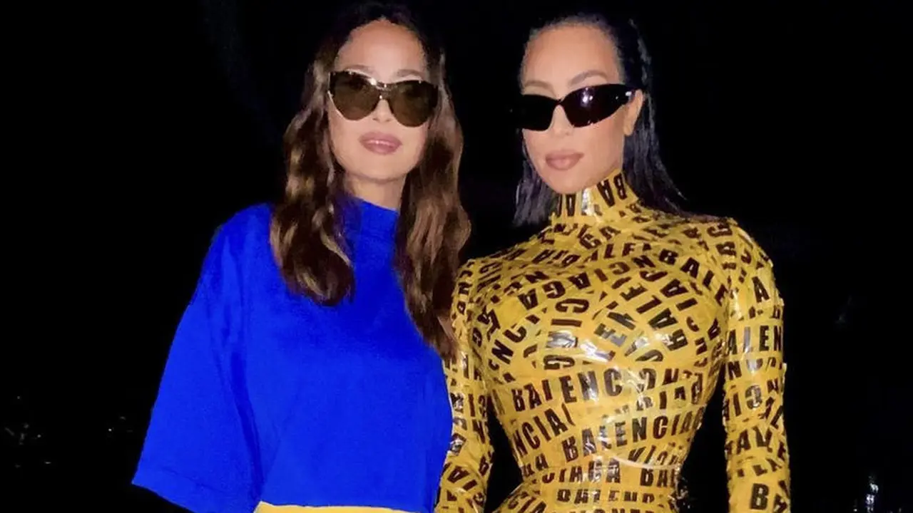 Resmi Bercerai dengan Kanye West, Tubuh Kim Kardashian Dibalut Selotip Kuning Bertuliskan Balenciaga di Paris Fashion Week