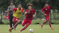 Pemain Persija Jakarta, Ramdani Lestaluhu, berebut dengan Asri Akbar, saat latihan di Lapangan Sutasoma Halim, Jakarta, Sabtu (3/3/2018). Latihan ini digelar sebelum berangkat ke Vietnam untuk melawan SLNA pada Piala AFC. (Bola.com/Asprilla Dwi Adha)