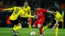 Pemain Liverpool, James Milner, berusaha melewati hadangan pemain Dortmund pada laga leg pertama perempat final Liga Europa di Stadion Signal Iduna Park, Dortmund, Jumat (8/4/2016) dini hari WIB. (AFP/Odd Andersen)