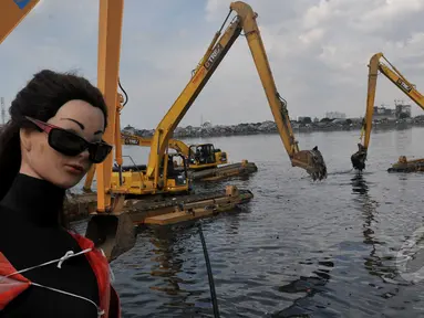 Sejumlah pekerja  pengerukan Waduk, di Waduk Pluit, Jakarta, Kamis (30/4/2015). Pengerukan waduk pluit  dilakukan selain untuk mengurangi sampah - sampah di waduk juga untuk keindahan waduk. (Liputan6.com/JohanTallo)