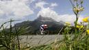 Pebalap asal Belanda, Tom Dumoulin memacu sepedanya dengan jarak tempuh 17 km pada sesi latihan persiapan etape ke-18  Tour De France antara Sallanches dan Megeve, French Alps, (21/7/2016). (AFP/Kenzo Tribouillard)