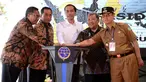 Presiden Joko Widodo (Jokowi) bersama Menhub Budi Karya Sumadi dan Gubernur Jawa Barat, Ahmad Heryawan meresmikan secara simbolis Groundbreaking proyek Pembangunan Jalur Ganda Kereta Api Bogor-Sukabumi di Cicurug, Sukabumi, Jumat (15/12). (dok. Setpres)