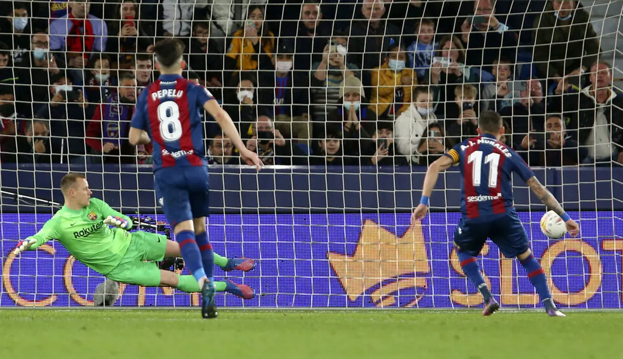 Pemain Levante Jose Luis Morales (kanan) mencetak gol ke gawang Barcelona pada pertandingan sepak bola La Liga Spanyol di Stadion Ciutat de Valencia, Valencia, Spanyol, 10 April 2022. Barcelona menang 3-2. (AP Photo /Alberto Saiz)