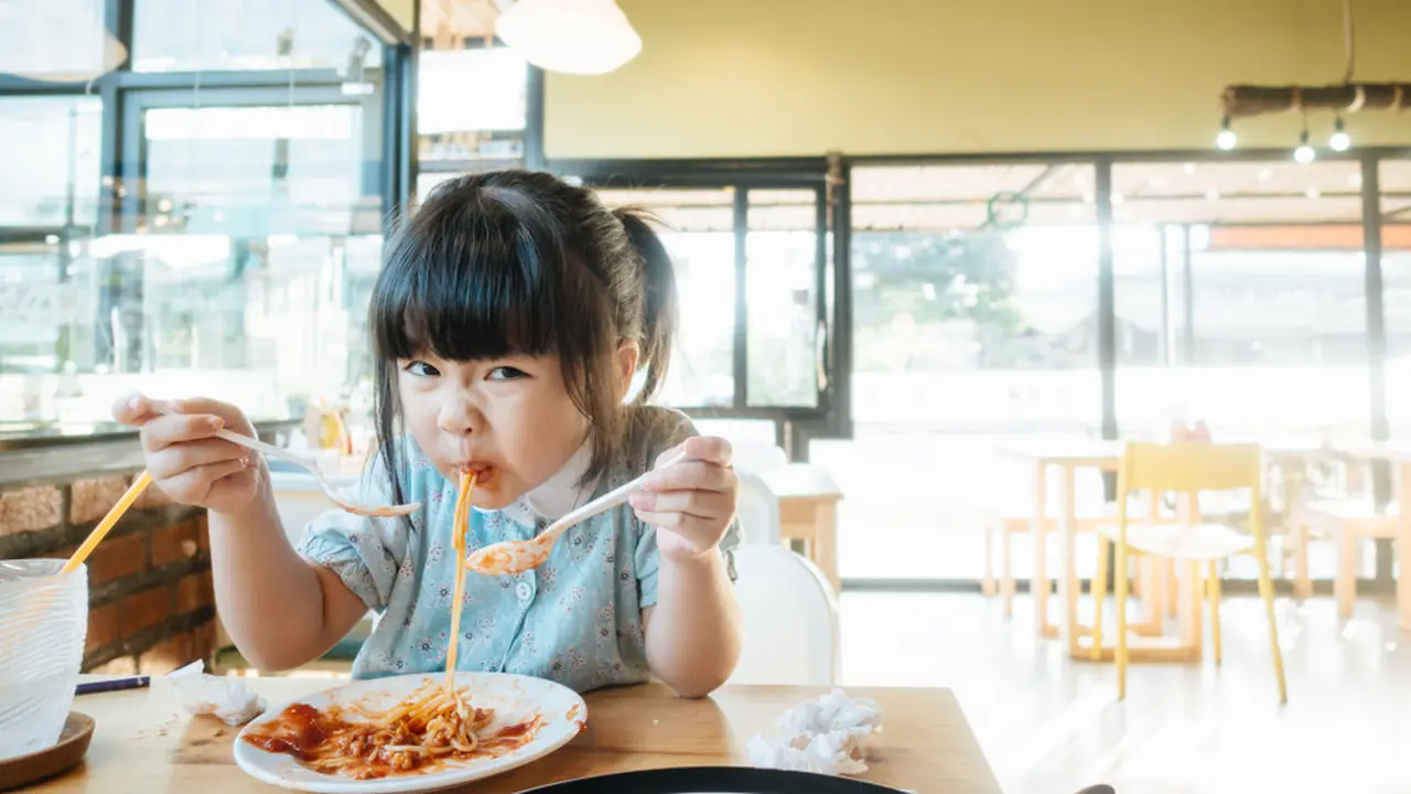 anak makan