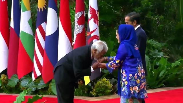 PM Timor Leste Xanana Gusmao mencium tangan ibu negara Iriana Joko Widodo saat menghadiri KTT ASEAN di JCC) Senayan, Jakarta, Selasa (5/9/2023).