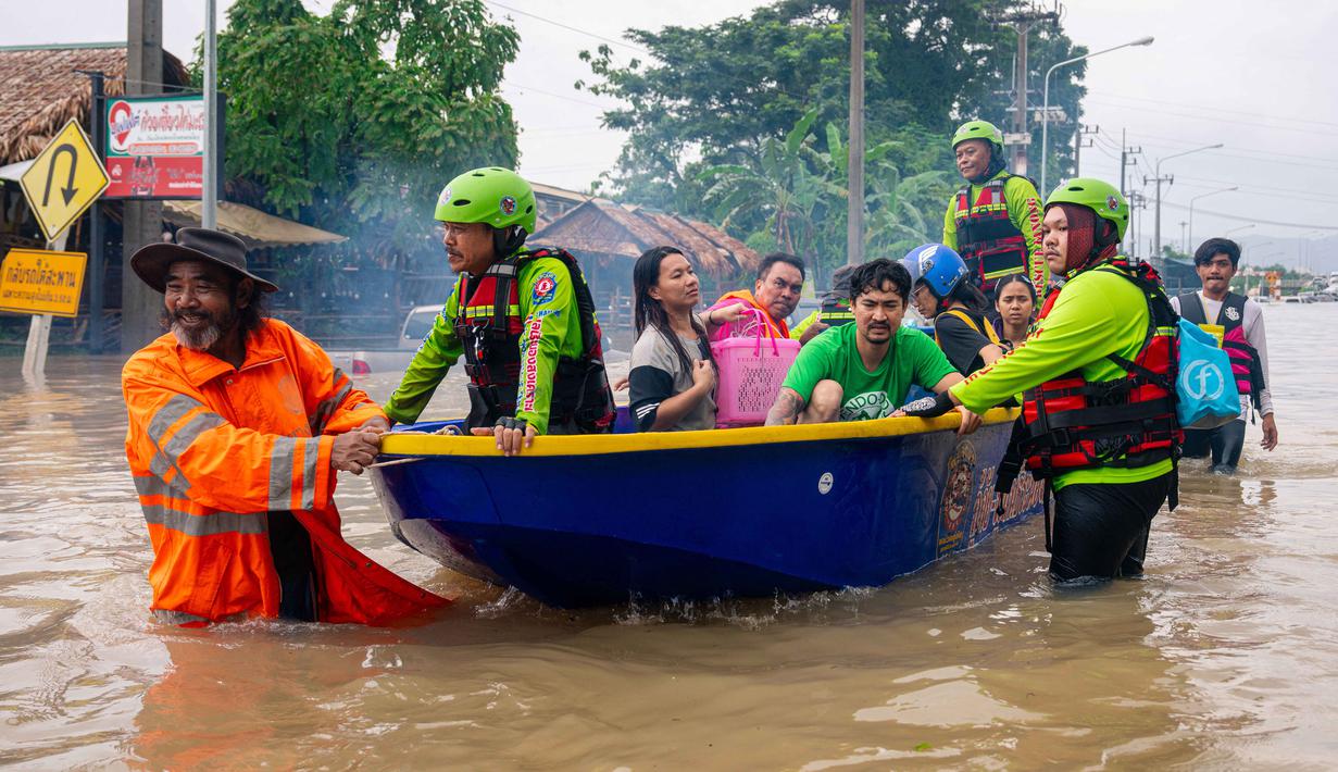Pemerintah Thailand telah mengumumkan keadaan darurat di provinsi Songkhla, pusat bencana yang paling terdampak. Tampak dalam foto, warga di atas perahu saat banjir melanda Hat Yai, Provinsi Songkhla, Thailand selatan, pada Rabu 26 November 2025. (Arnun Chonmahatrakool/THAI NEWS PIX/AFP)