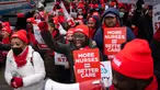 Para pengunjuk rasa berbaris saat melakukan aksi mogok kerja di jalan sekitar Montefiore Medical Center, Bronx, New York, Amerika Serikat, 11 Januari 2023. Aksi mogok kerja ini telah memasuki hari ketiga. (AP Photo/John Minchillo)