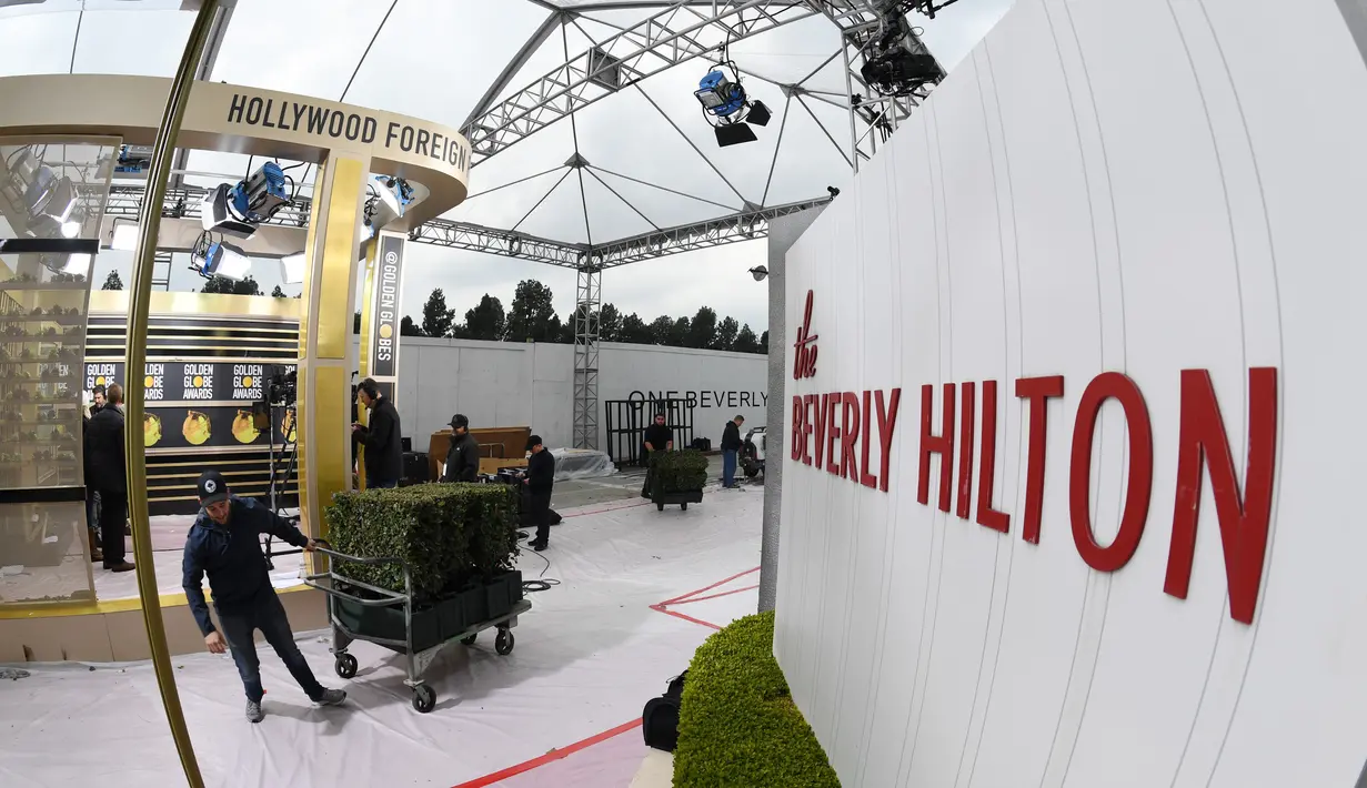 Pekerja dan staf menyiapkan area karpet merah ajang Golden Globe Awards 2019 di The Beverly Hilton, Beverly Hills, California, Sabtu (5/1). Golden Globe Awards 2019 adalah ajang ke-76  yang akan digelar pada 6 Januari waktu setempat. (Mark RALSTON/AFP)