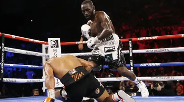 Terence Crawford (kanan) menjatuhkan Shawn Porter pada pertandingan tinju perebutan gelar juara dunia kelas welter WBO di Las Vegas, Amerika Serikat, 20 November 2021. Terence Crawford menang TKO pada ronde 10. (AP Photo/Chase Stevens)