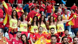 Gaya suporter Spanyol saat mendukung timnya melawan Turki pada laga Grup D Piala Eropa 2016 di Allianz Riviera, Nice, Sabtu (18/6/2016) dini hari WIB. (AFP/Tobias Schwarz)