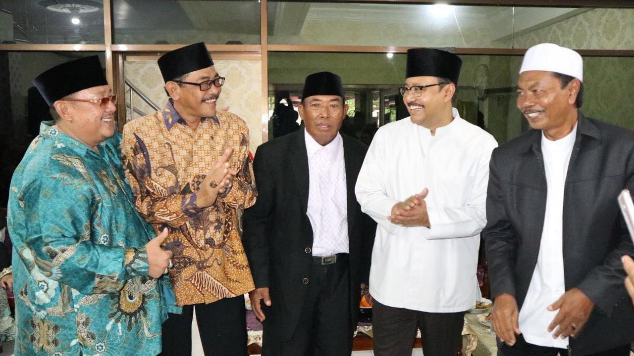 Ikatan Keluarga Madura (IKAMRA) menyatakan sikap mendukung dan memenangkan Gus Ipul-Puti Guntur. (Liputan6.com/Dian Kurniawan)
