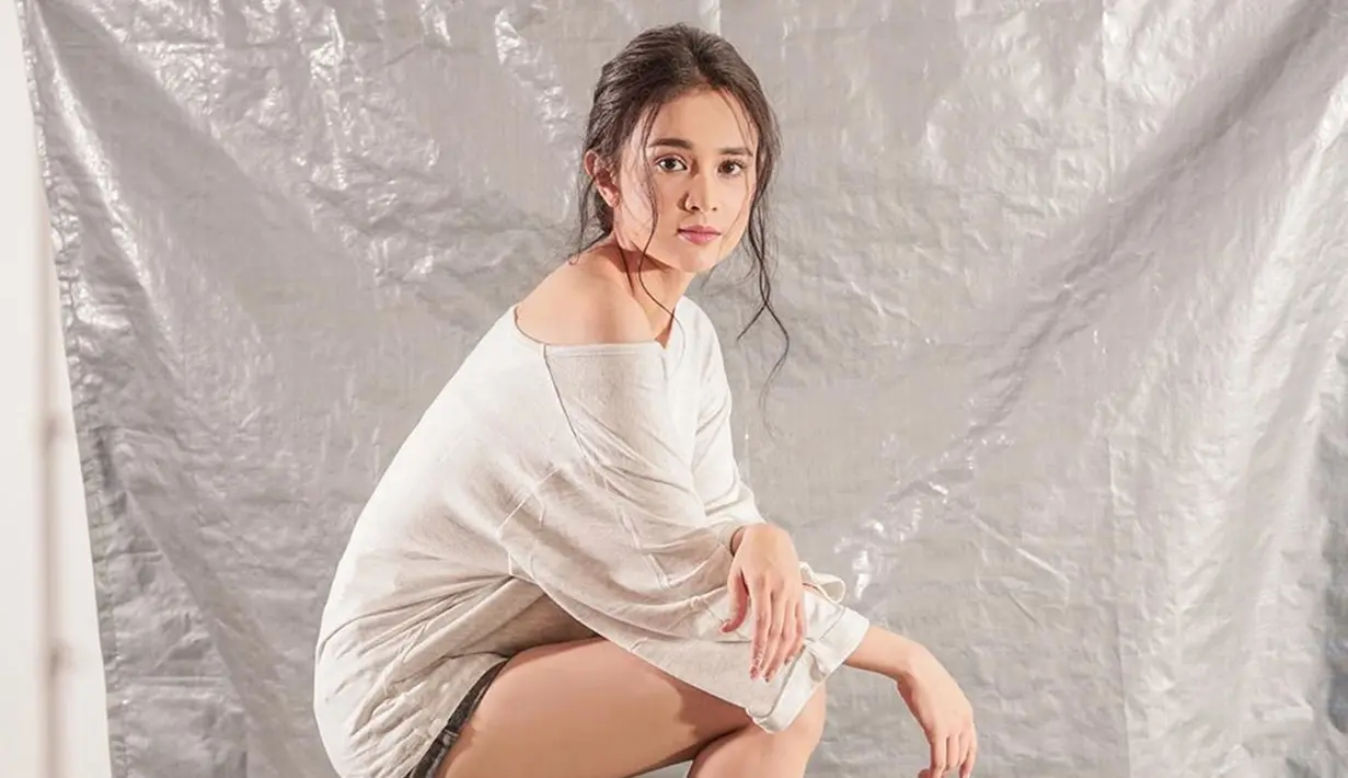Menggunakan makeup flawless saat melakukan pemotretan pun telah beberapa kali dilakukan oleh Michelle Ziudith. Tak sedikit netizen yang beranggapan jika pemain London Love Story ini terlihat cantik secara alami. (Liputan6.com/IG/@michelleziu)