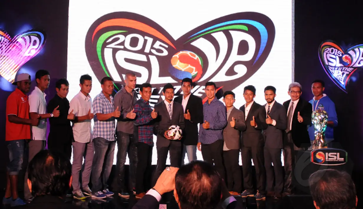 Perwakilan pemain dari 18 klub yang akan berlaga di ISL 2015 berfoto bersama saat peresmian di Lounge VVIP Barat Stadion GBK Jakarta, Sabtu (14/2/2015). (Liputan6.com/Helmi Fithriansyah)