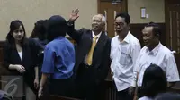 Terpidana suap hakim Pengadilan Tata Usaha Negara Medan Otto Cornelis Kaligis menyapa kenalannya di sela-sela sidang Peninjauan Kembali (PK) di Pengadilan Negeri Jakarta Pusat, Jakarta, Senin (13/3). (Liputan6.com/Helmi Afandi)