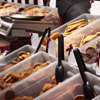 Ilustrasi berjualan takjil (copyright Freepik)