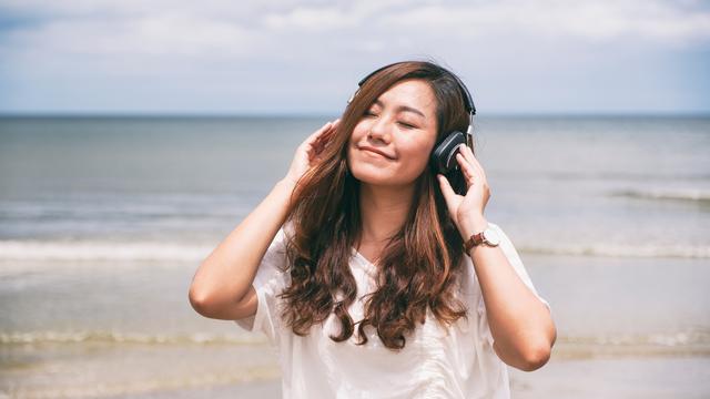 Ilustrasi mendengar lagu