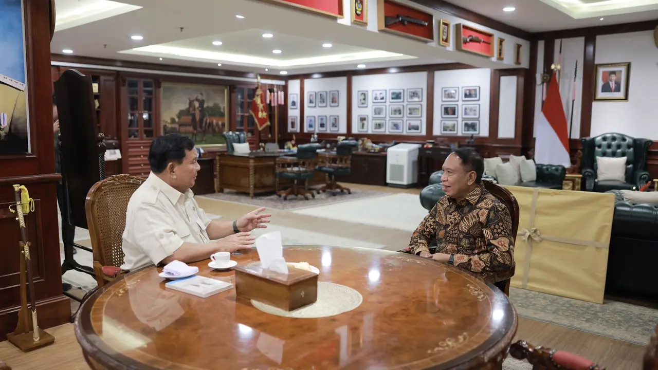 Menteri Pertahanan Prabowo Subianto menerima kunjungan Waketum PSSI, Zainudin Amali di Kantor Kementerian Pertahanan, Jakarta.