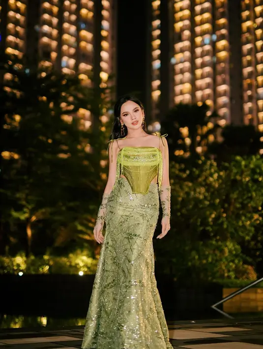 Gaya busana Lyodra saat manggung [Instagram/lyodraofficial]