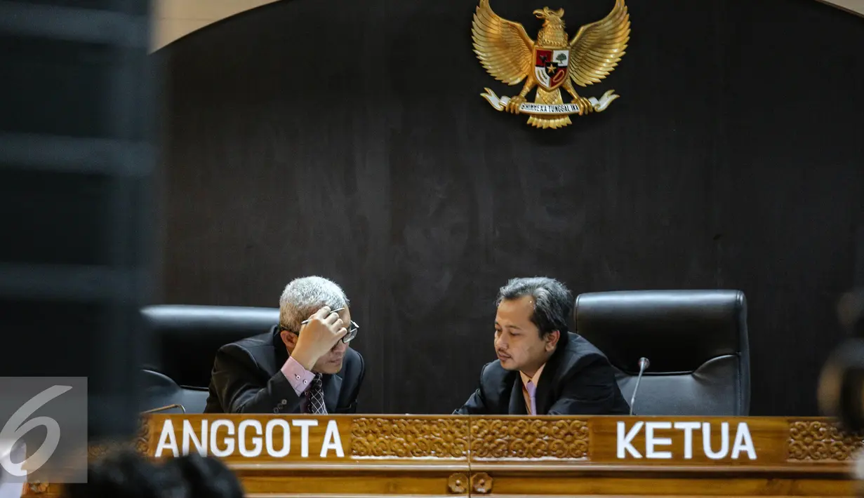 Pimpinan Sidang, Yhannu Setyawan (kanan) saat sidang di Komisi Informasi Publik, Jakarta, Rabu (29/7/2015). Sidang dengan agenda dokumen pemecatan Letjen Prabowo Subianto antara Pemohon KontraS dan termohon Mabes TNI. (Liputan6.com/Faizal Fanani)