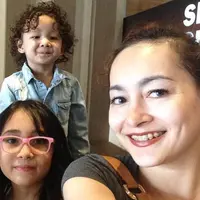 Dewi Rezer dan anak-anaknya [foto: instagram]