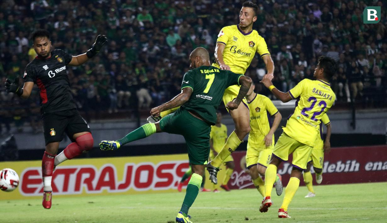 Striker Persebaya, David Da Silva, berusaha mencetak gol ke gawang Persik Kediri pada laga pembuka Shopee Liga 1 2020, Sabtu (29/2). Persebaya dan Persik bermain imbang 1-1. (Bola.com/Aditya Wany)