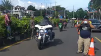 Konvoi moge yang dikawal polisi terobos pemeriksaan antigen di Puncak, Bogor, Jawa Barat. (Liputan6.com/Achmad Sudarno)