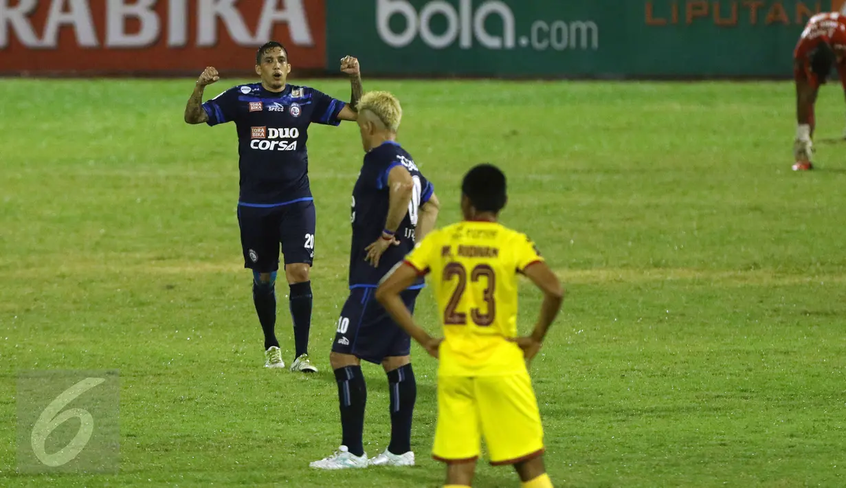 Gelandang Arema FC, F Bertoldo do Santos mengangkat tangan usai laga melawan Sriwijaya FC di babak 8 besar Piala Presiden 2017 di Stadion Manahan, Solo, Minggu (26/2). Arema melaju ke semifinal setelah unggul 1-0. (Liputan6.com/Helmi Fithriansyah) 