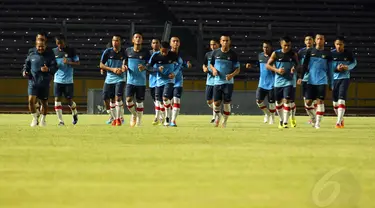 29 pemain timnas Indonesia U19 menjalani latihan di Stadion GBK Jakarta, (3/5/2014). (Liputan6.com/Helmi Fithriansyah)