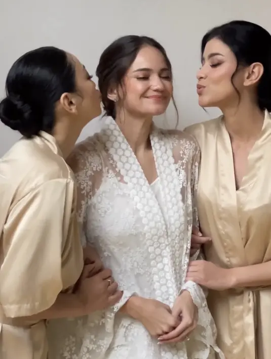 Enzy masih belum memakai lipstik merah, dan rambut bagian depan masih tergerai sebelum ditata dengan suntiang. [Foto: Instagram @itsfrankywu]