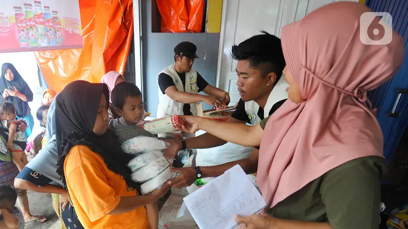 Warga Korban Gempa Cianjur Antre Dapatkan Bantuan