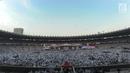 Suasana kampanye akbar pasangan capres-cawapres nomor urut 02 Prabowo Subianto - Sandiaga Uno memadati Stadion Utama Gelora Bung Karno (SUGBK), Senayan, Jakarta, Minggu (7/4/2019). Berbagai atribut kampanye dan bendera merah putih juga berkibar di SUGBK. (merdeka.com/Arie Basuki)